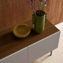 Móvel de TV em metal e decoração em madeira 4 portas, 180cm