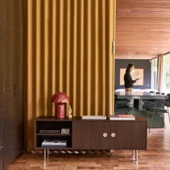 Móvel de TV vintage com acabamento em madeira e aço inoxidável de 2 portas, 140cm