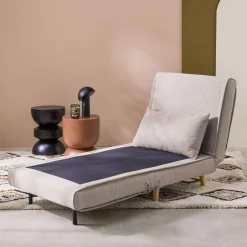 Poltrona cama em tecido simples com base em madeira