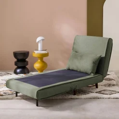 Poltrona cama em tecido simples com base em madeira