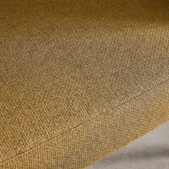 Poltrona em tecido encosto curvo base metálica