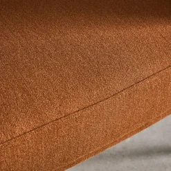 Poltrona em tecido encosto curvo base metálica