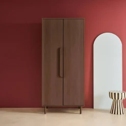 Roupeiro com acabamento em madeira e 2 portas