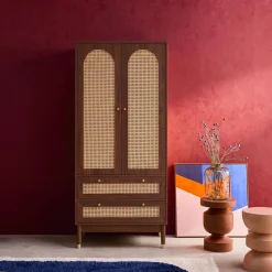 Roupeiro com acabamento em madeira e cana com 2 portas e 2 gavetas