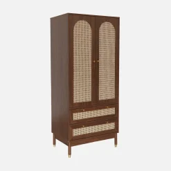 Roupeiro com acabamento em madeira e cana com 2 portas e 2 gavetas