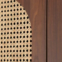 Roupeiro com acabamento em madeira e cana com 2 portas e 2 gavetas