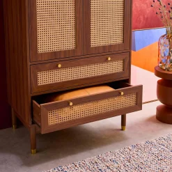 Roupeiro com acabamento em madeira e cana com 2 portas e 2 gavetas