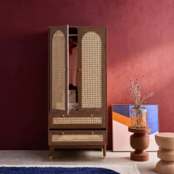 Roupeiro com acabamento em madeira e cana com 2 portas e 2 gavetas