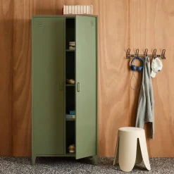 Roupeiro industrial em metal com 2 portas, 4 prateleiras e 1 cabideiro