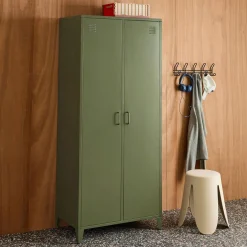 Roupeiro industrial em metal com 2 portas, 4 prateleiras e 1 cabideiro
