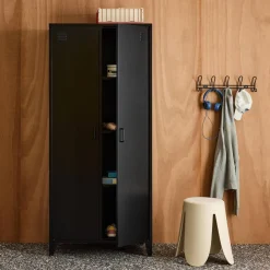 Roupeiro industrial em metal com 2 portas, 4 prateleiras e 1 cabideiro