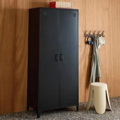 Roupeiro industrial em metal com 2 portas, 4 prateleiras e 1 cabideiro