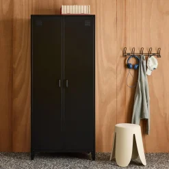 Roupeiro industrial em metal com 2 portas, 4 prateleiras e 1 cabideiro