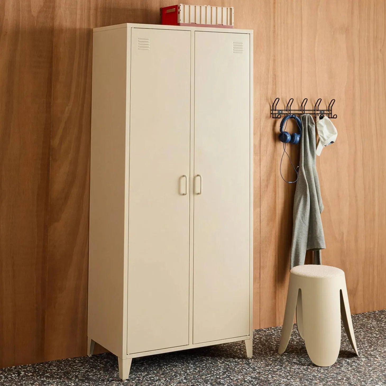 Roupeiro industrial em metal com 2 portas, 4 prateleiras e 1 cabideiro