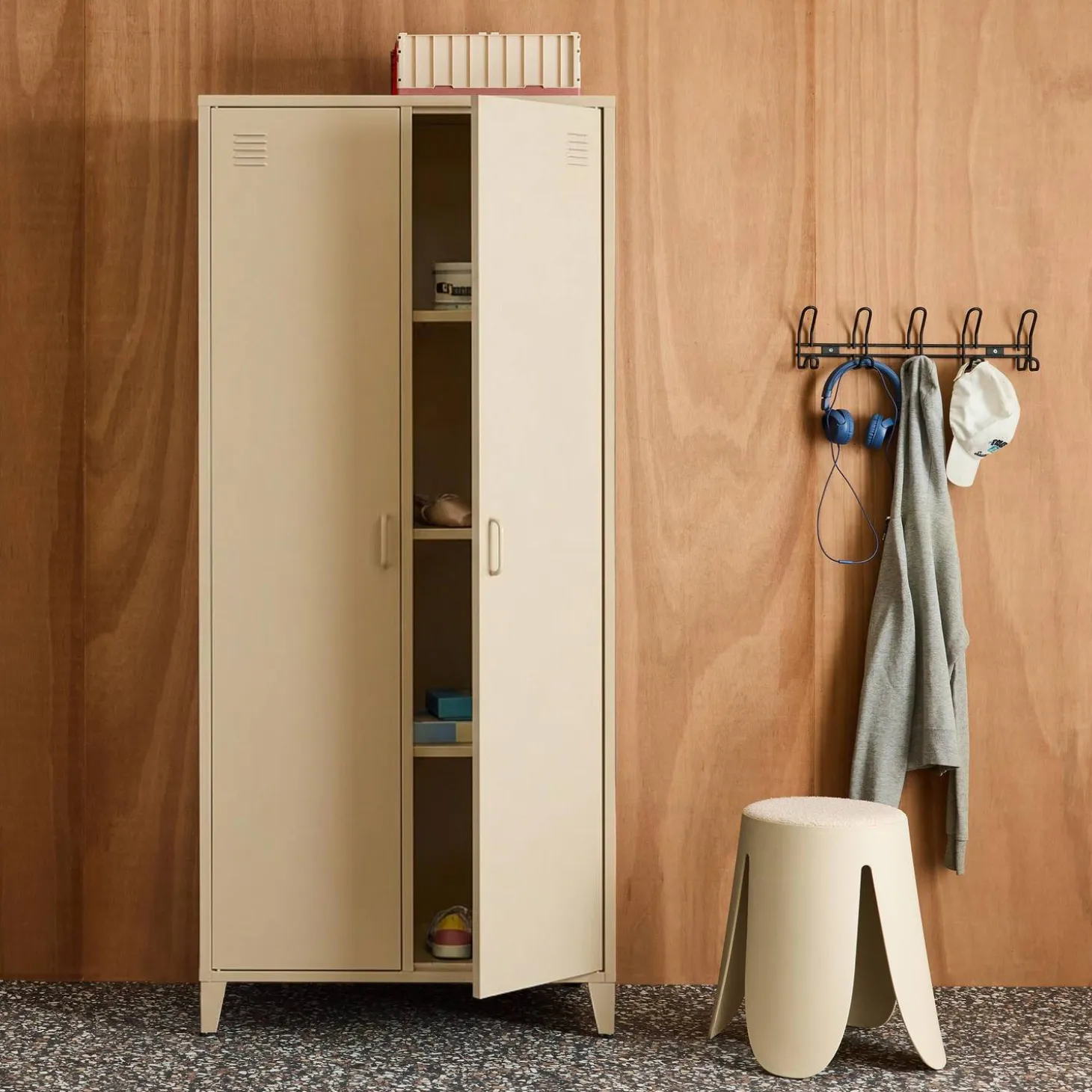 Roupeiro industrial em metal com 2 portas, 4 prateleiras e 1 cabideiro