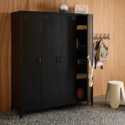 Roupeiro industrial em metal com 4 portas, 10 prateleiras e 1 cabideiro