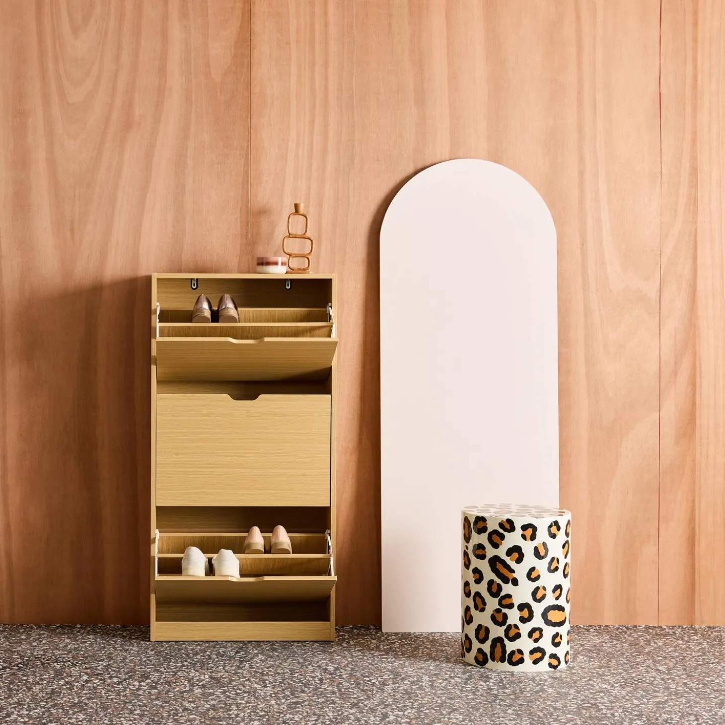 Sapateira decorativa em madeira com 3 gavetas