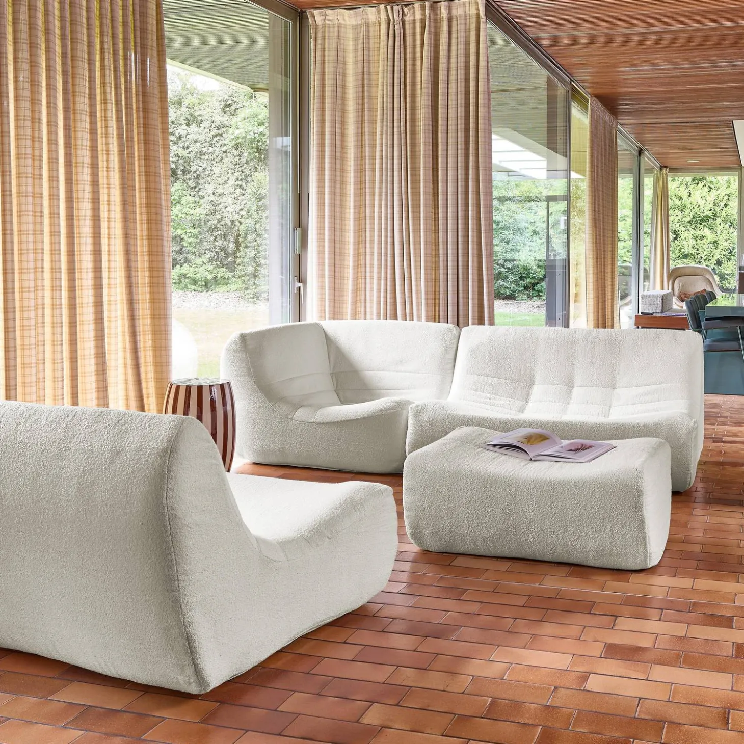 Sofá de canto modular com apoio para os pés em tecido bouclé, 5 lugares