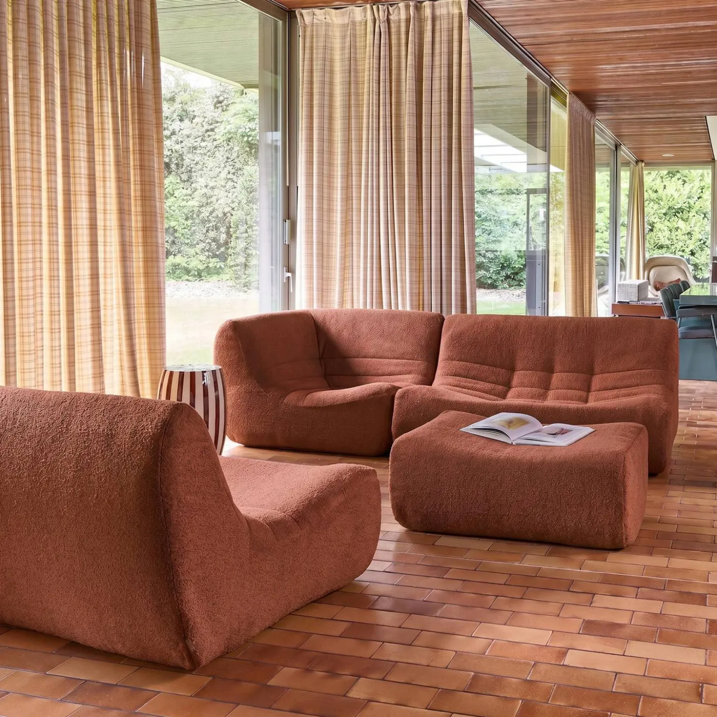 Sofá de canto modular com apoio para os pés em tecido bouclé, 5 lugares