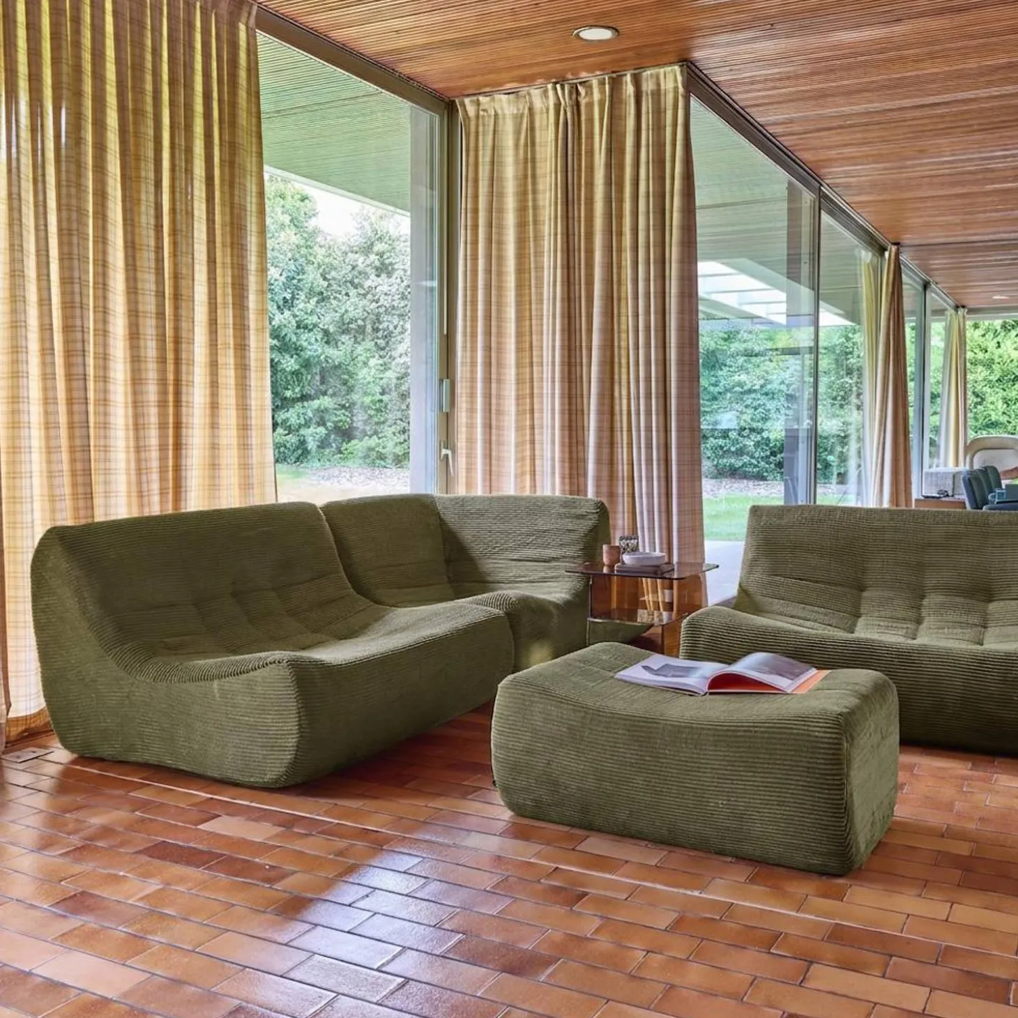 Sofá de canto modular com apoio para os pés em veludo canelado, 5 lugares