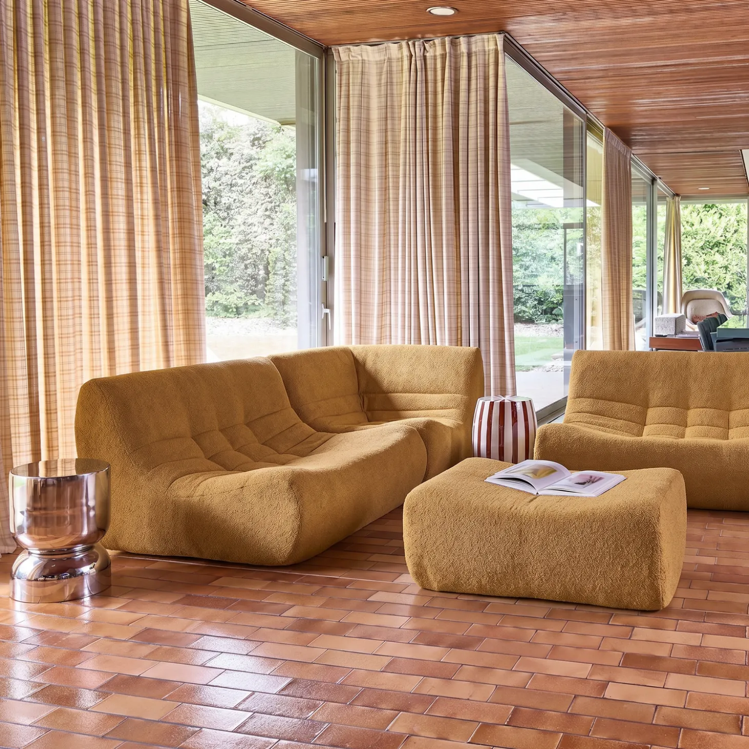Sofá de canto modular com apoio para os pés em tecido bouclé, 5 lugares