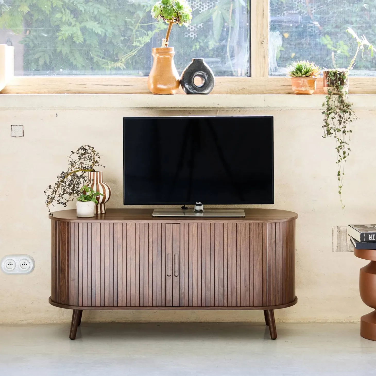 Suporte de TV escandinavo com portas ranhuradas, 120cm