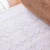 Tapete de interior com padrão gráfico creme