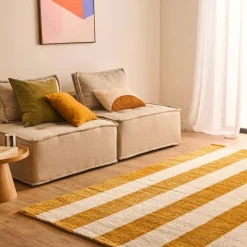 Tapete de interior com riscas ocre e brancas