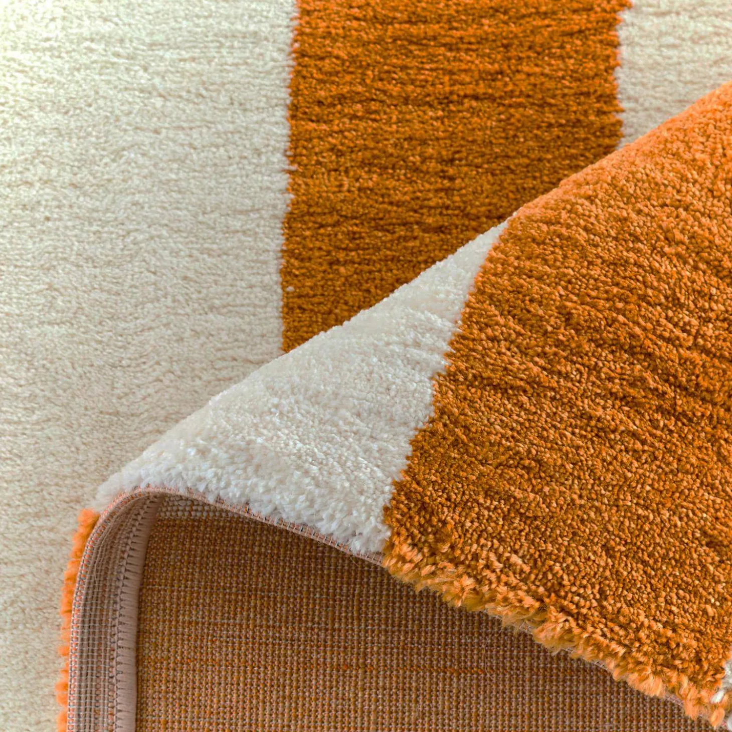 Tapete de interior com riscas ocre e brancas
