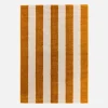 Tapete de interior com riscas ocre e brancas