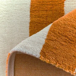 Tapete de interior com riscas ocre e brancas