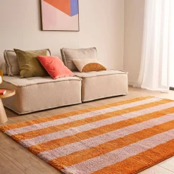 Tapete interior com riscas laranja e rosa