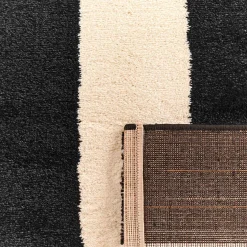 Tapete interior com riscas pretas e brancas