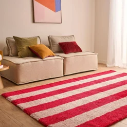 Tapete interior com riscas vermelhas e rosas
