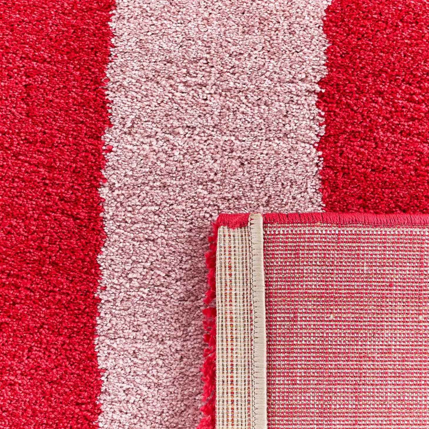 Tapete interior com riscas vermelhas e rosas