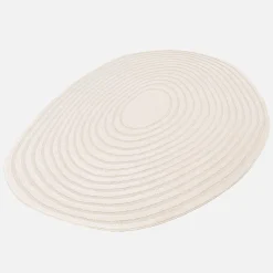 Tapete interior em forma de seixo com padrão circular creme