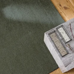Tapete interior em veludo encaracolado verde escuro