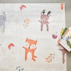 Tapete interior infantil branco estampado com animais