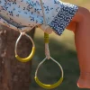 Trapézio de madeira com argolas metálicas para pórtico